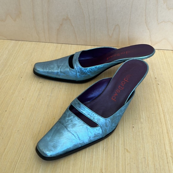 Red or Dead Vintage Blue metallic leather, kitten heel, mule. - Picture 5 of 11